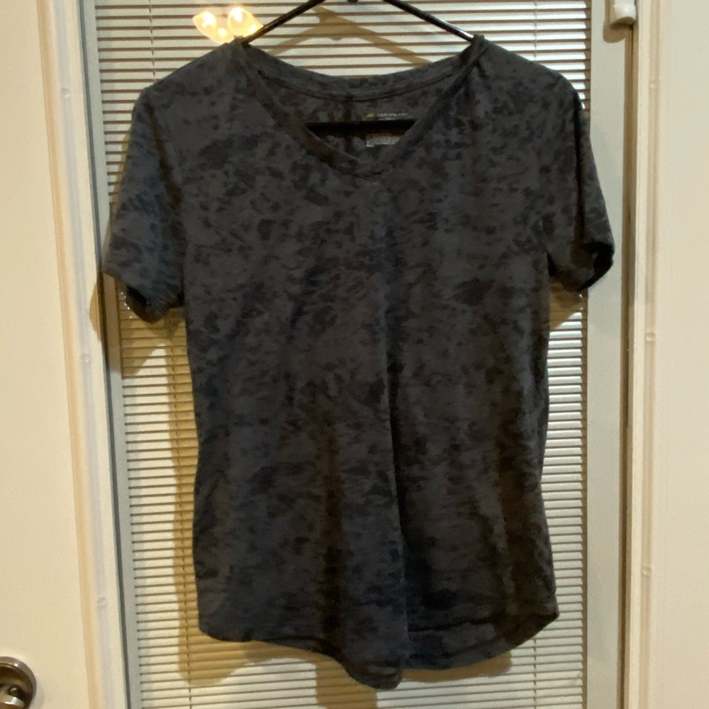 Short sleeve shirt.